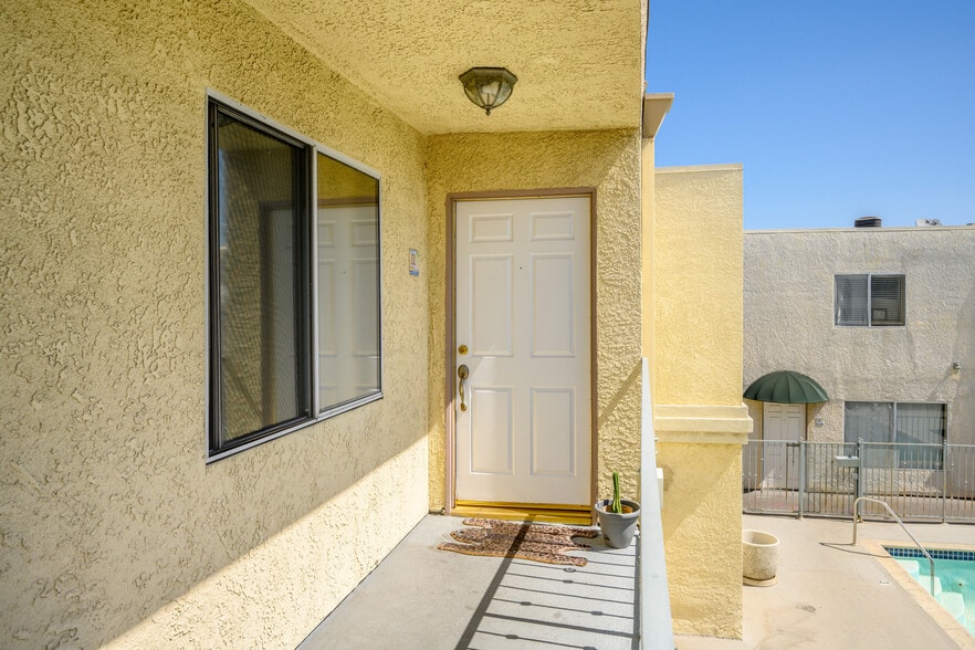 Building Photo - 7045 Woodley Ave