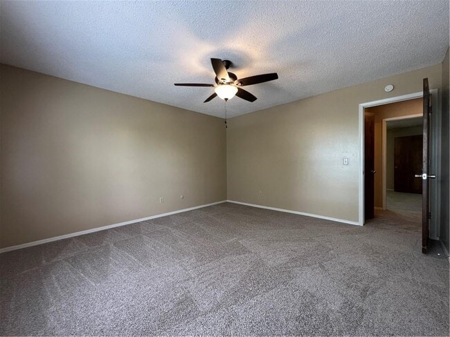 Building Photo - 2043 E Oaks Dr