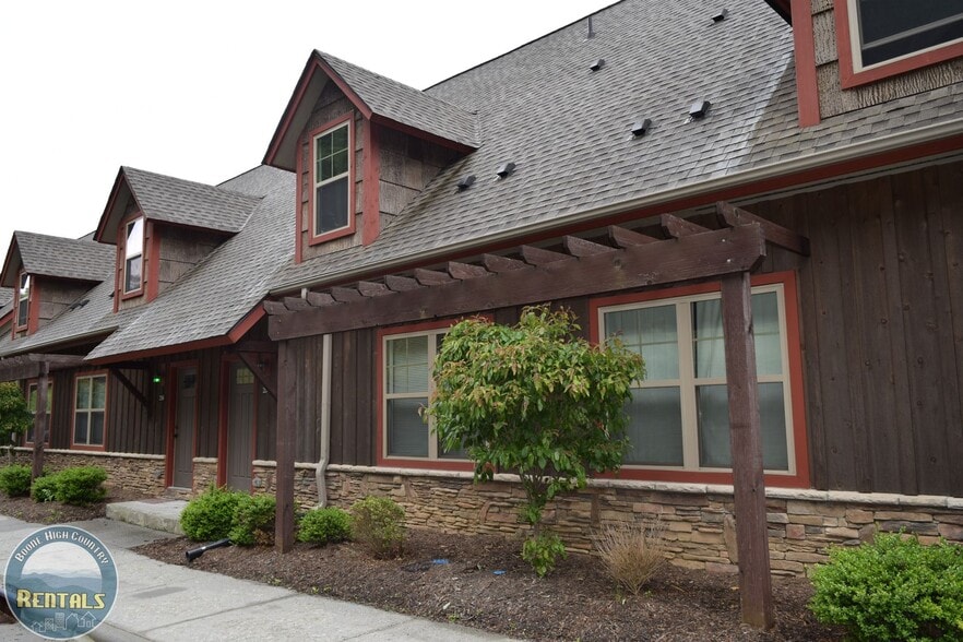 Interior Photo - Forrest Edge Townhomes! - 4bd/4ba: Centrally Located! Upscale Student Living!