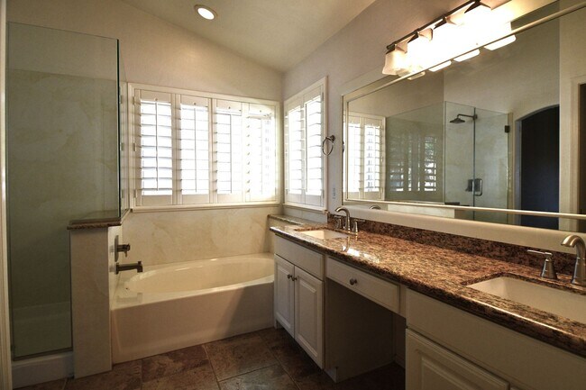 Building Photo - Palm Valley Beauty With A Pool!