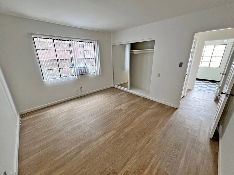 Building Photo - 2564 W 5th St