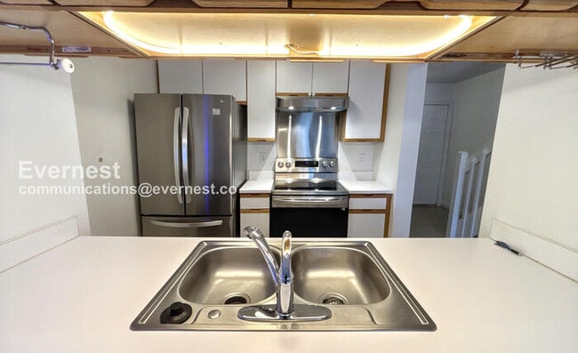 Building Photo - Spacious Condo with Modern Amenities and Garage Parking