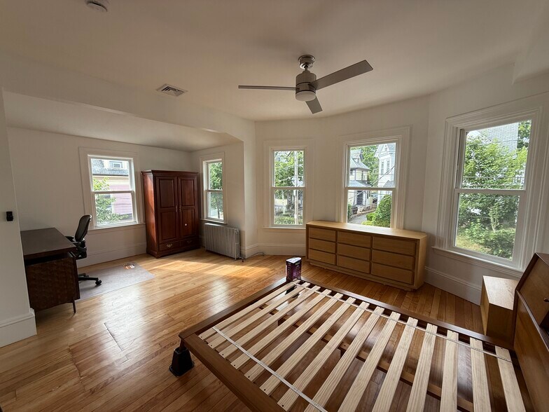 Building Photo - 96 Munroe St