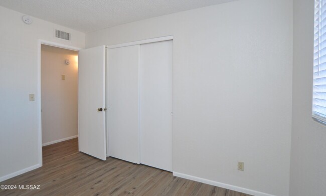 Building Photo - 3777 W Horizon Hills Dr