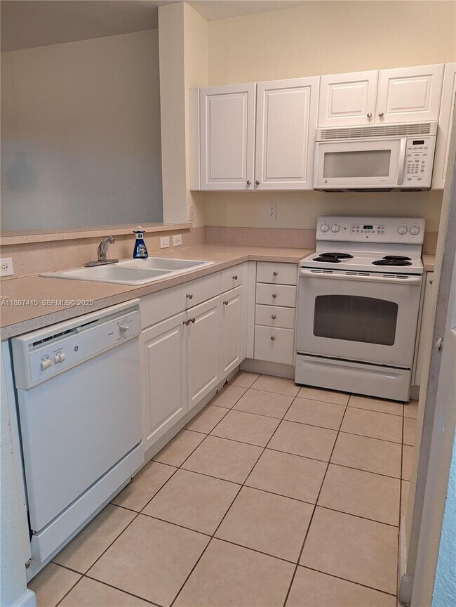 Building Photo - 3320 NE 13th Cir Dr