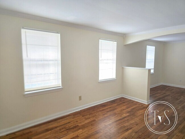 Building Photo - 816 W 48th St