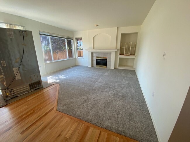 Building Photo - Spacious 4 bedroom 2.5 traditional house