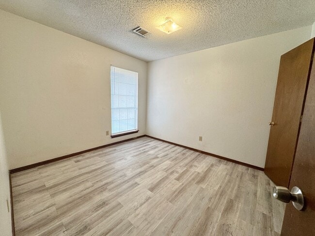 Building Photo - 3 Bed 2 bath!