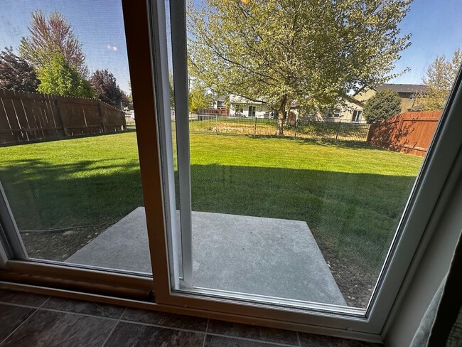 Building Photo - Ready for Move In - Cedar Creek Spacious L...