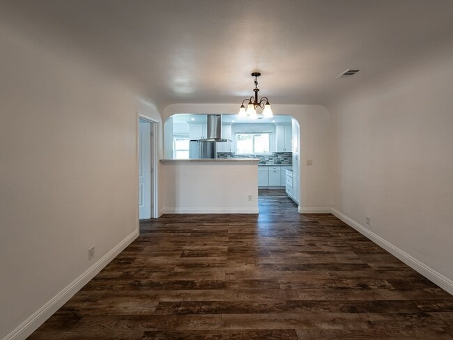 Building Photo - Elegant 3BD/2BA Oasis in the Heart of Glen...