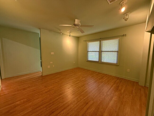 Building Photo - 303 Interbay Ave