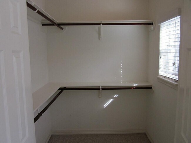 Building Photo - 16020 Fountainview Dr