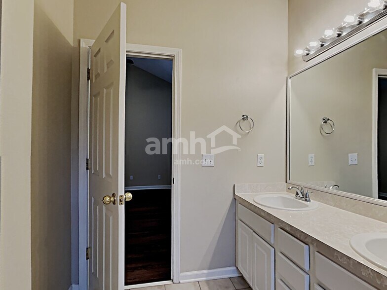 Building Photo - 525 Amsonia Cir