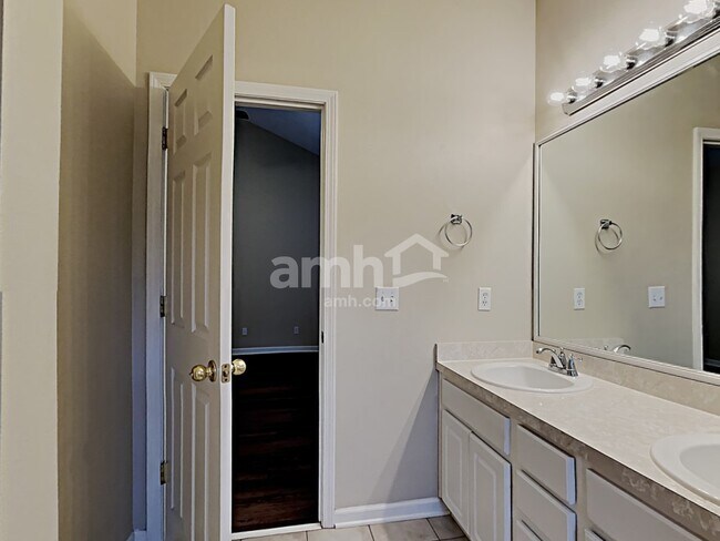 Building Photo - 525 Amsonia Circle