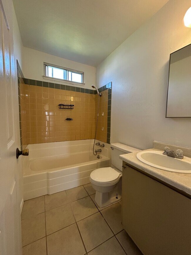 Building Photo - 2363 Vía Cedro