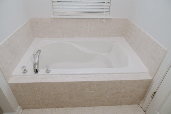 Building Photo - 110 Quinton Oaks Cir