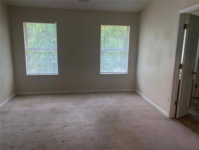 Building Photo - 2858 Parkway Close