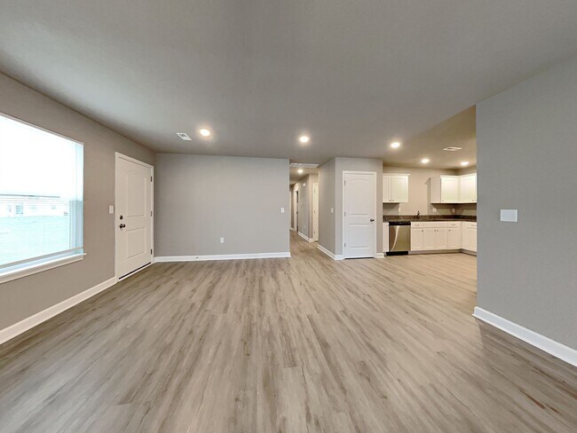 Building Photo - Charming 3Beds, 2Bath Home in Blue Springs with Garage Parking