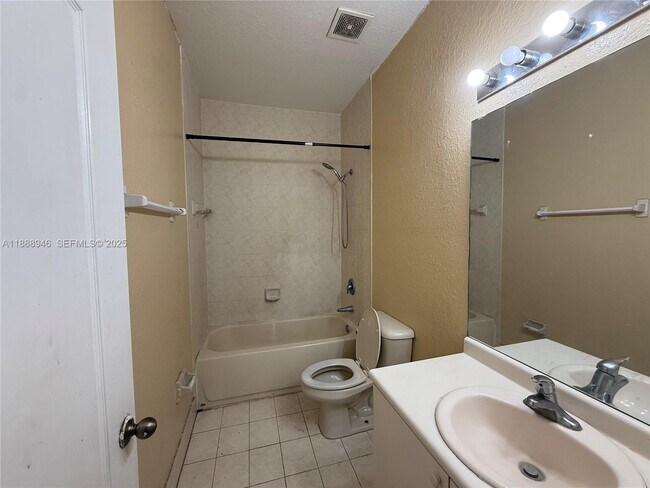 Building Photo - 2811 SE 17th Ave