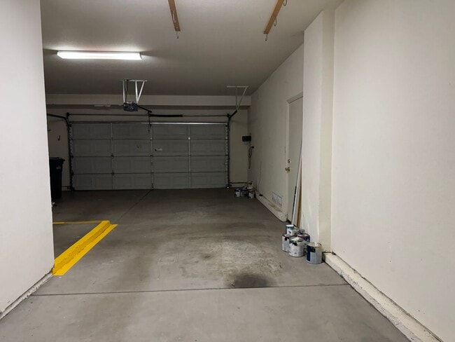 Building Photo - Well-maintained Roseville home!