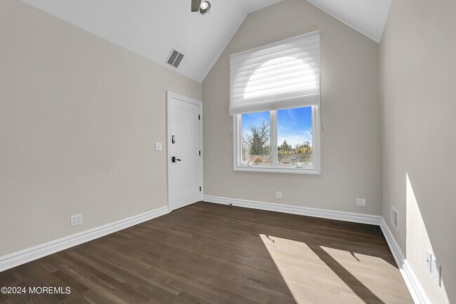 Building Photo - 215 Hollywood Ave