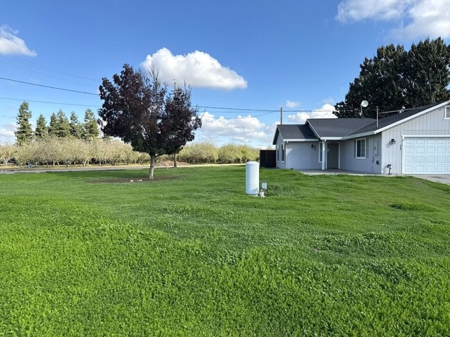 Building Photo - Spacious 2/1 in the country AVAILABLE NOW!!!