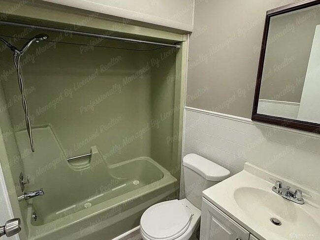 Building Photo - 525 Lake St