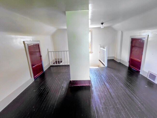 Building Photo - Three bedroom one bathroom home for rent