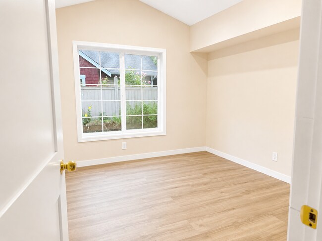 Building Photo - Beautifully Remodeled Home in Prime Kirkland Location | Designer Finishes | Spacious Layout | Top...