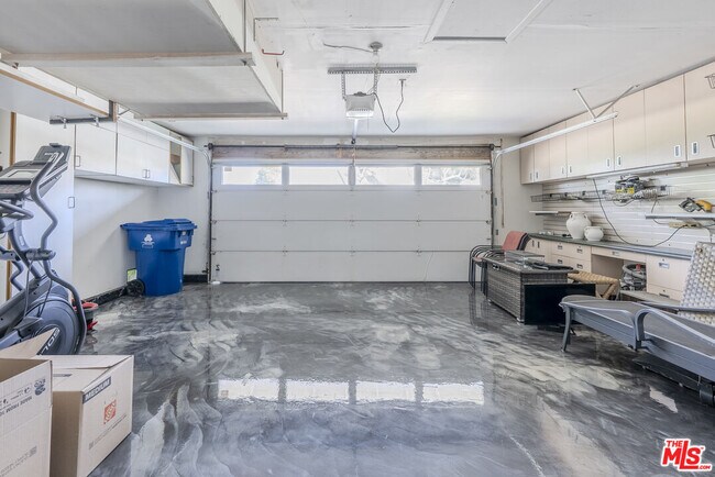 Building Photo - 2637 Angelo Dr