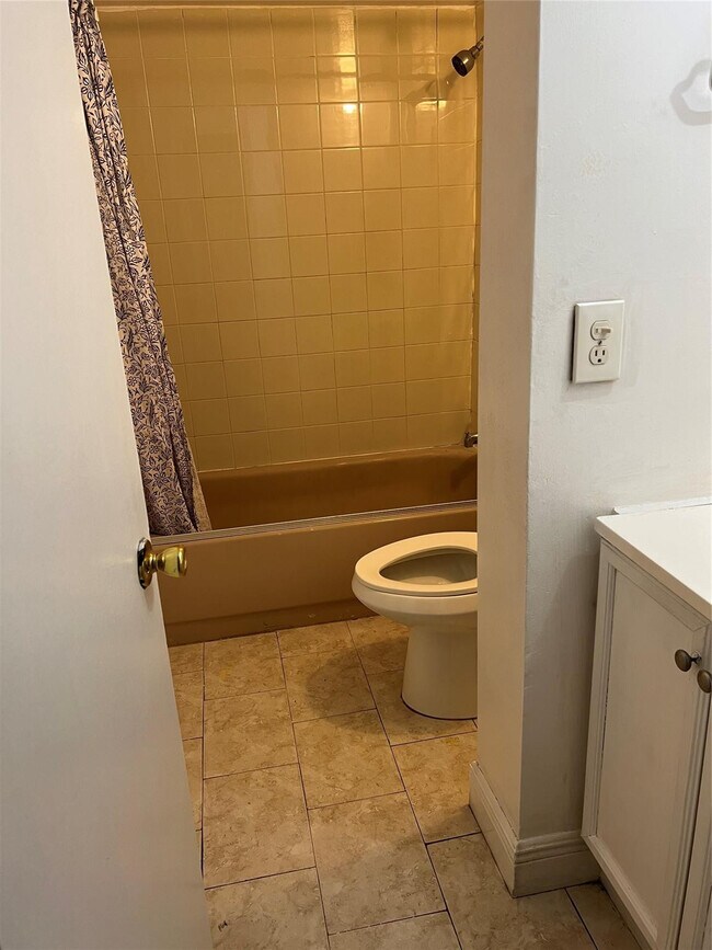 Building Photo - 8810 Fontainebleau Blvd