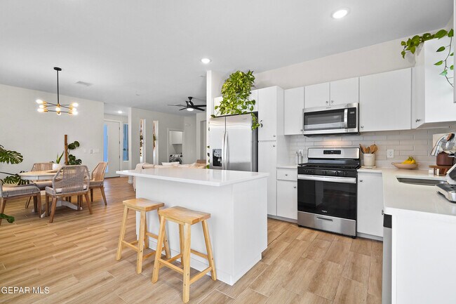 Building Photo - 444 Deserts Dr