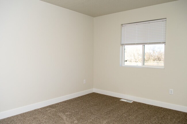 Building Photo - 396 N 100 W