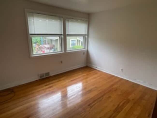 Building Photo - 2 bedroom 1 bath close to freeways and sho...