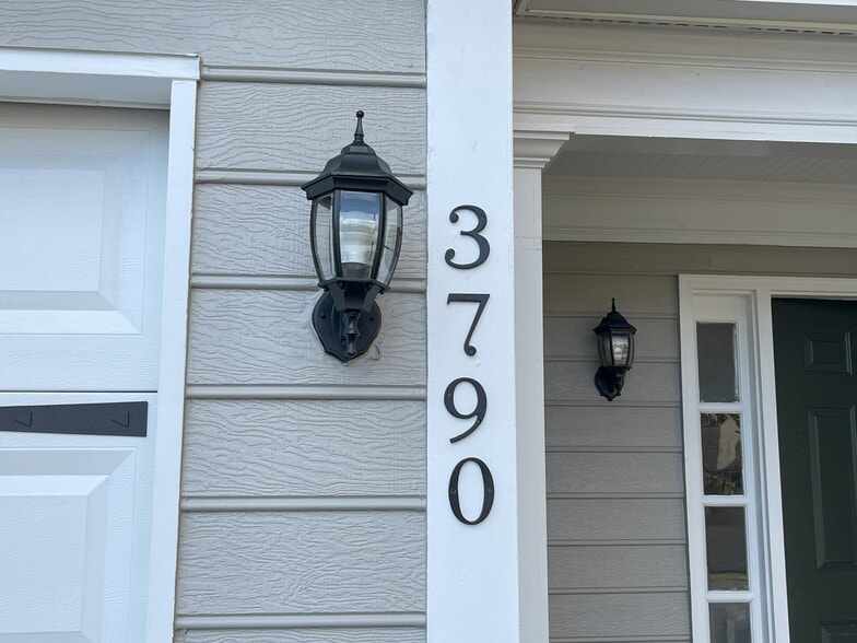 Building Photo - 3790 Oak Park Dr