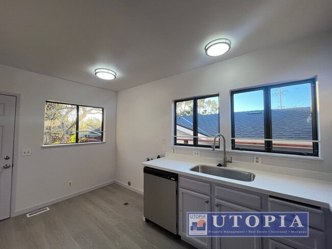 Building Photo - RENT SPECIAL: $500 off first months rent if lease is signed by end of March!! Newly Renovated Coz...
