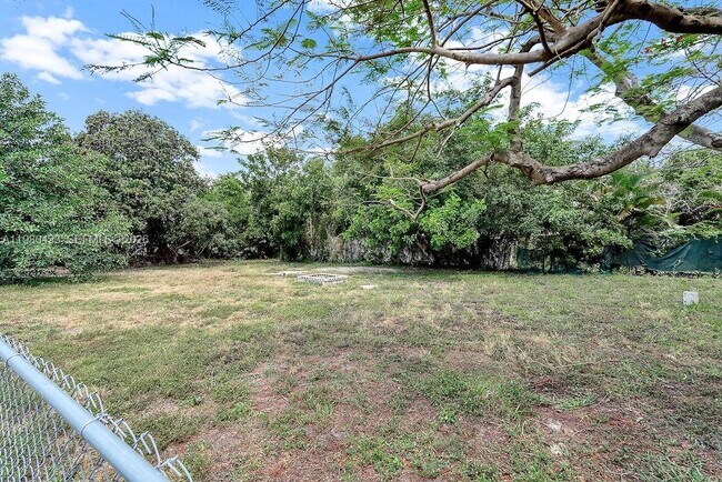 Building Photo - 2415 Pierce St