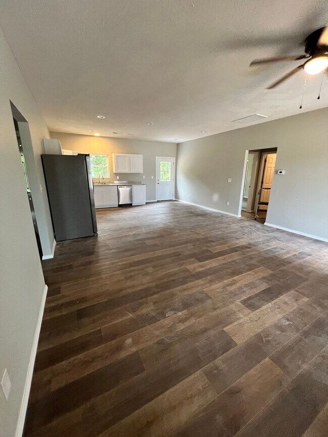 Building Photo - 3 bedroom 1 bath 2 car garage
