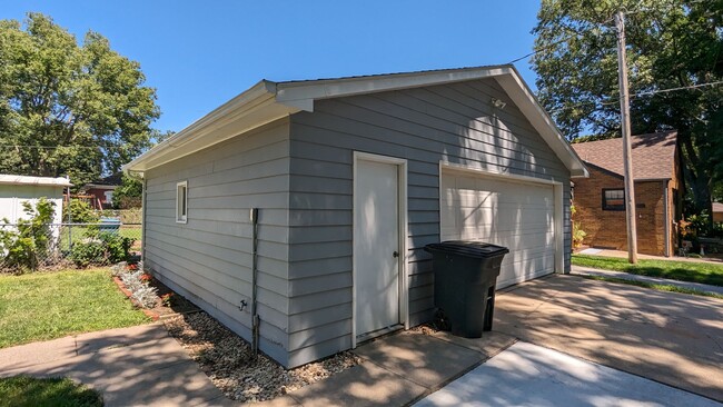 Building Photo - Corner lot and 2-car garage in large Glenw...