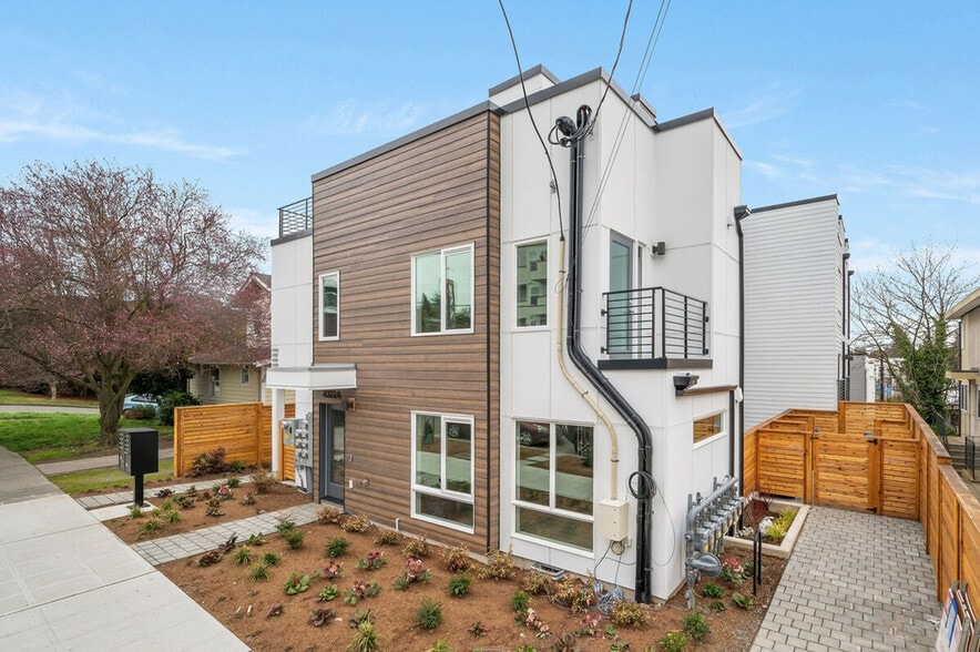 Building Photo - 4322 Winslow Pl N