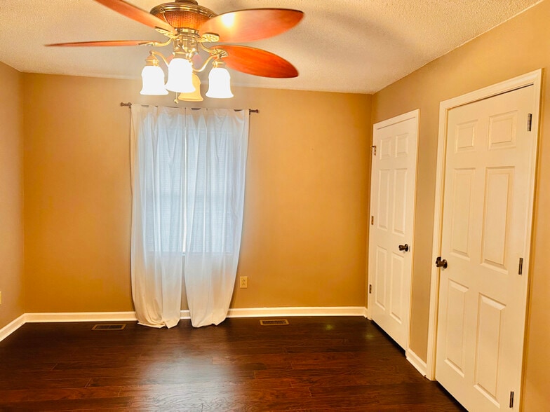 Building Photo - 5 Lexington Ct