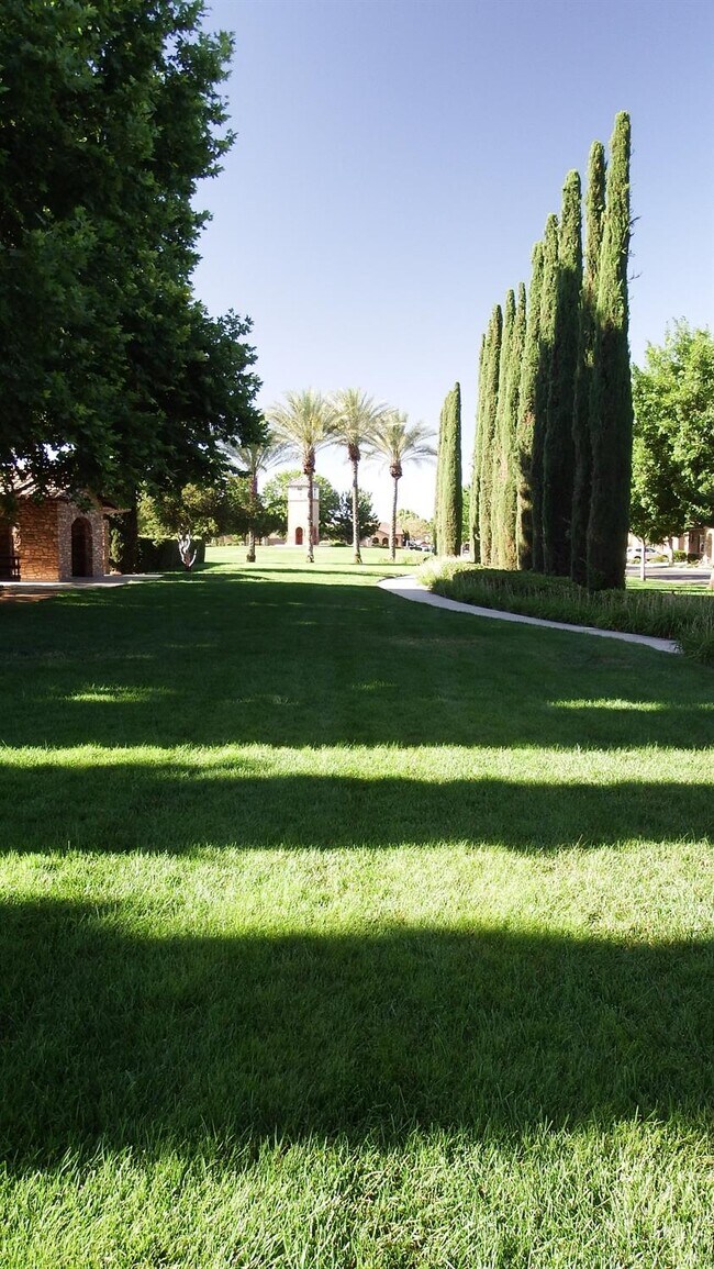 Building Photo - 3658 Vermont Ln