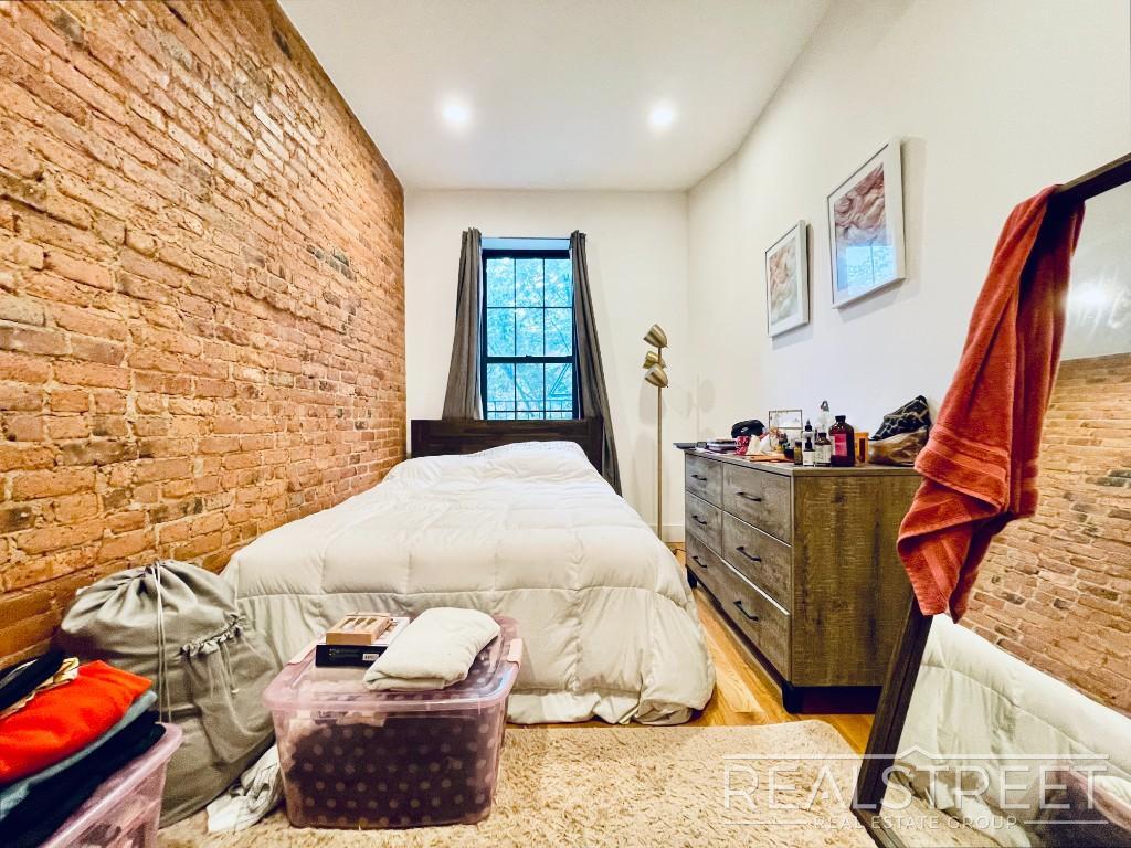 Building Photo - Spacious Modern 1 Bedroom