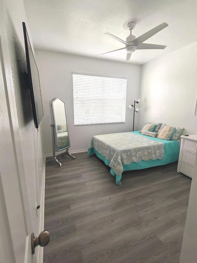 Building Photo - Fully Furnished Townhouse with Water View ...