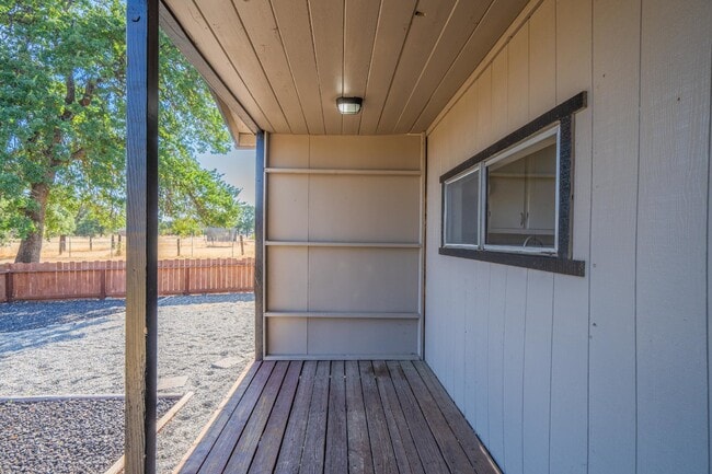 Building Photo - Adorable and clean country property locate...