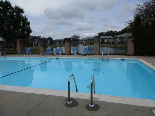 Building Photo - Beautiful 2-bedroom 2 bath apartment, UPSTAIRS WITH A LAKEVIEW.