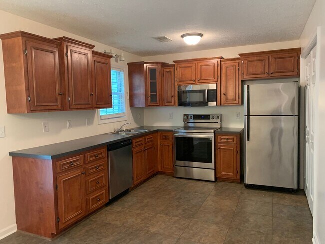 Building Photo - 2 Bedroom Townhouse off Wiggington Road