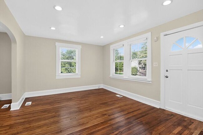Building Photo - Charming 2BD/1BA Home Near Lakewood Park!