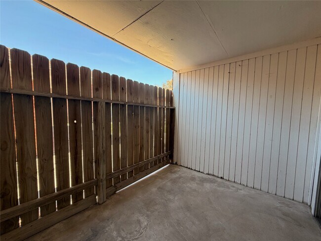 Building Photo - 9201 Clarewood Dr