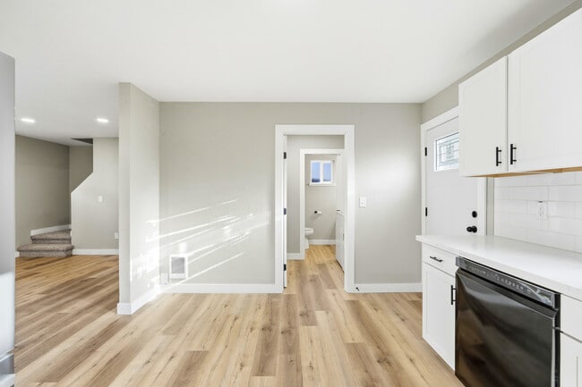 Building Photo - 2325 Yew St